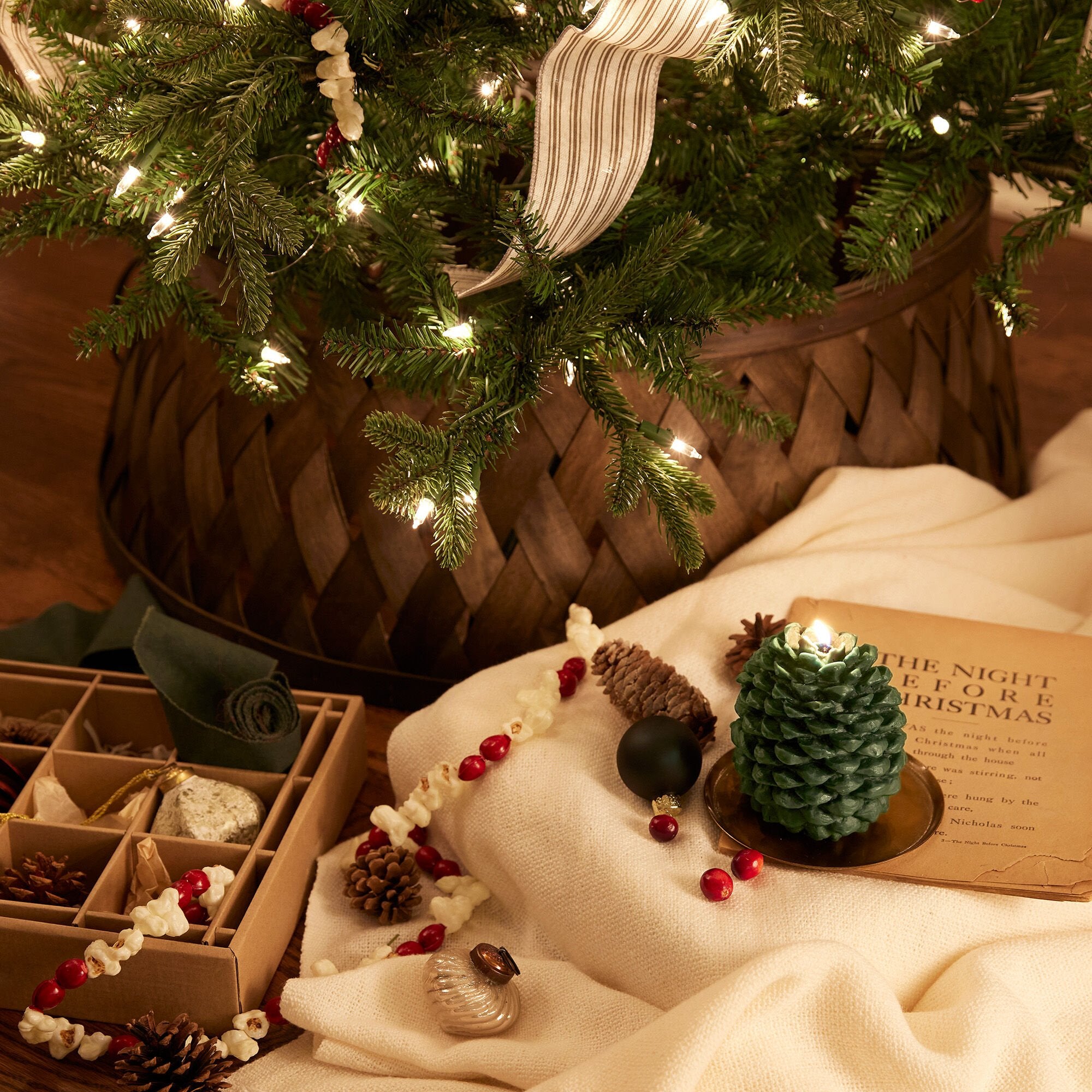 Frasier Fir? Petite Molded Pinecone Candle - Thymes